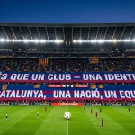 Estadio de fútbol moderno en Cataluña con césped iluminado y balones