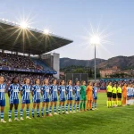 Jugadoras de futbol femenino disputando un balon en partido oficial